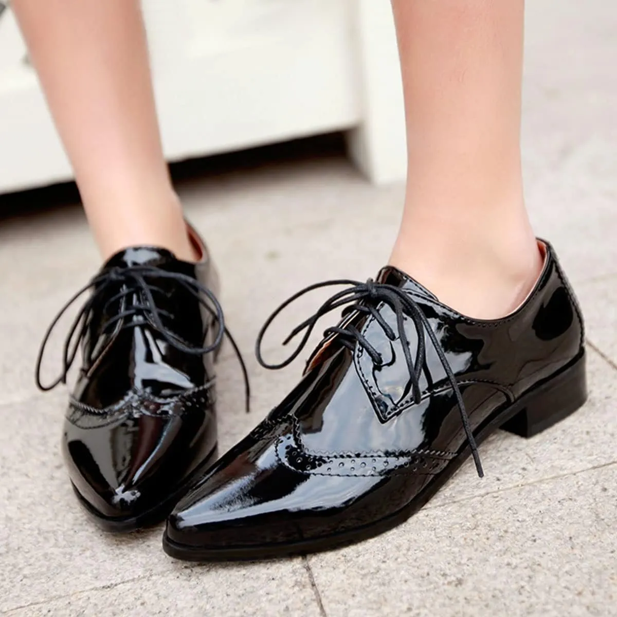 SHEMEE Women's Patent Leather Low Heels Vintage Wingtip Oxfords Pumps Lace Up Pointed Toe Flat Retro Brogues Dress Shoes
