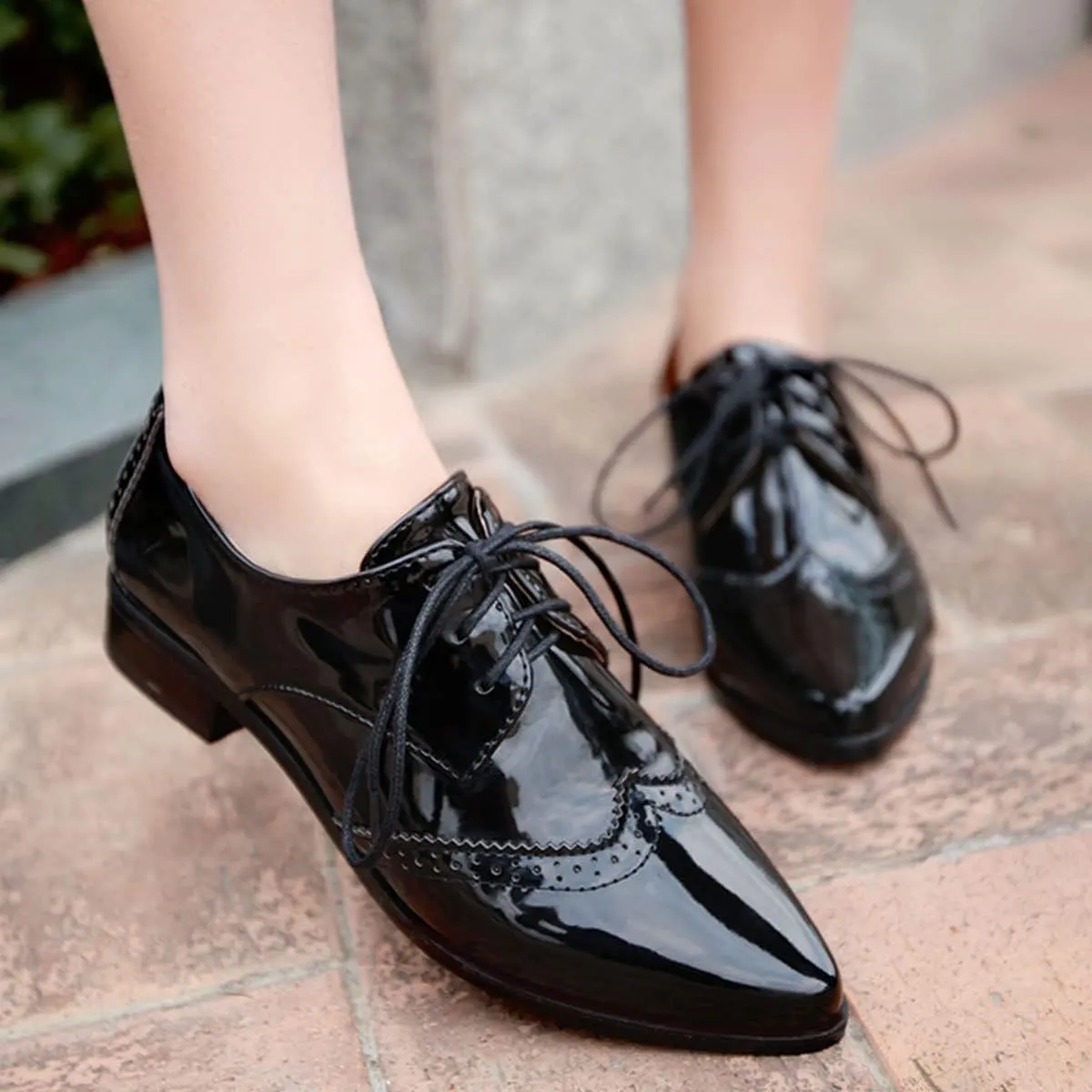 SHEMEE Women's Patent Leather Low Heels Vintage Wingtip Oxfords Pumps Lace Up Pointed Toe Flat Retro Brogues Dress Shoes