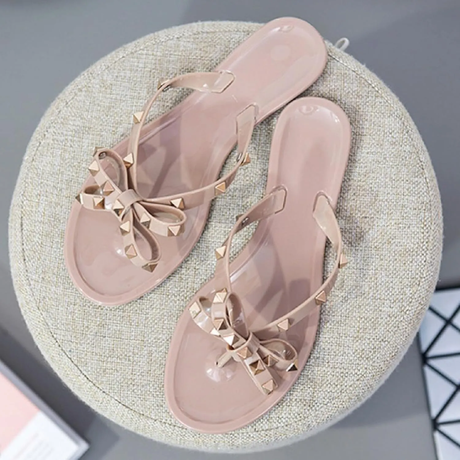 Women's Studded Bow Jelly Flat Flip Flops Fashion Comfort Open Round Toe Slip On Thong Slipper Sandals With Rivets for Summer Outdoor Beach Pool